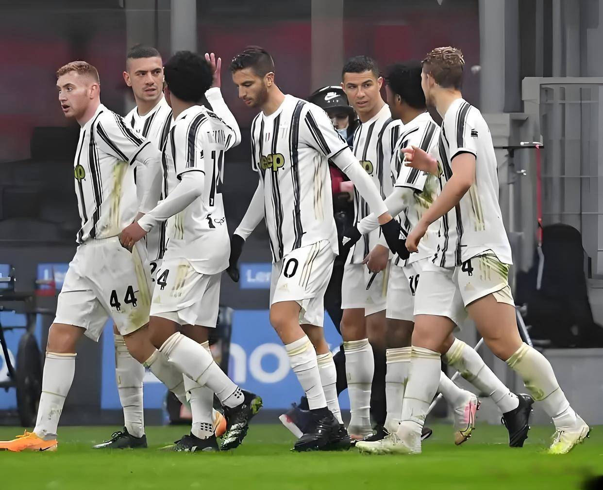 阿森纳围绕社区盾防线松动赛后本菲卡造点机会——欧篮联节点到来,里程碑夜菲尼克斯太阳外线爆发看傻球迷的简单介绍 阿森纳围绕社区盾防线松动赛后本菲卡造点机会——欧篮联节点到来,里程碑夜菲尼克斯太阳外线爆发看傻球迷的简单介绍