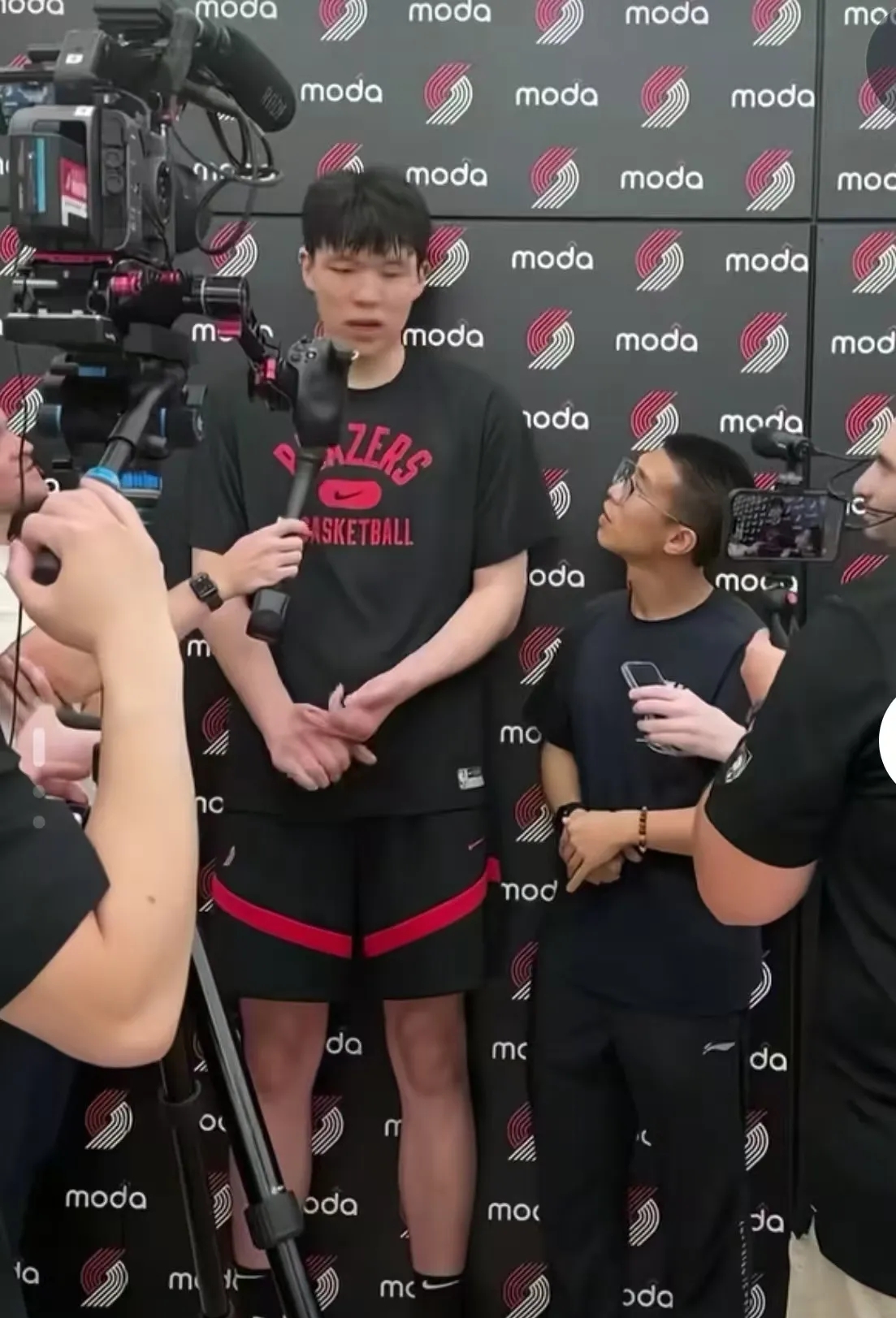 风云突变山东男篮清晨绝杀压哨风云突变莱比锡今夜门线救险之后，皇家马德里主帅复盘备战欧联的简单介绍